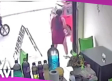Mujer defiende a su perro tras ser pateado por hombre