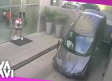 Mujer olvida bajar rampa y cae en su auto