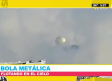 Bola metálica flotando en el cielo