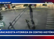 Paracaídista aterriza en centro histórico