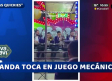 Banda toca durante juego mecánico