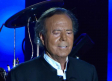 Salen a la luz videos de Julio Iglesias besando a conductoras y periodistas