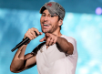 Enrique Iglesias sorprende a cadete con un beso