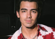 Joe Jonas captado limpiandose las manos tras saludar a fans