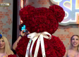 Traen costoso oso de rosas para alguna chica de 'Es Show'