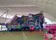 Brincolín es arrastrado por el viento con niños dentro