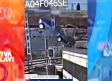 Conductor sale ileso tras caer a las vías del tren con su auto