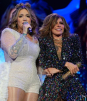 Gloria Trevi rinde homenaje a Jenny Rivera durante concierto
