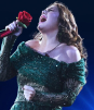 Yuridia sufre accidente con su anillo durante concierto