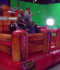 Se dan con todo en el toro mecánico