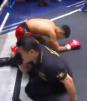 Peleador de Muay Thai noquea a rival y a referí