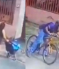 VIDEO: Indignante momento en que sujeto ACOSA y LEVANTA LA FALDA a mujer en plena calle