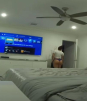 VIDEO: Modelo causa revuelo al disparar en ropa interior contra ladrones