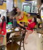 VIDEO: Pelea de 'buchonas' en restaurante termina mal y enseñando de más