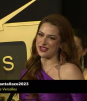 Norma García sufre resbalón al recibir premio