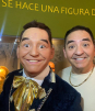 Ernesto Chavana posa con su figura de cera