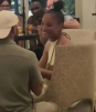 Pareja finge pedida de mano para no pagar cuenta en restaurante