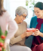 Regalos que brillan: opciones de joyería para mamá que la harán sonreír