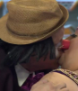 Payaso Bola le da tremendo beso a participante