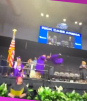 Joven hace voltereta y golpea a compañera en graduación