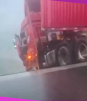 Camión queda colgado tras derrumbe de puente