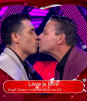 Alfredo Adame da tremendo beso a Ángel Castro