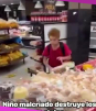 Menor destroza pasteles de exhibición en supermercado