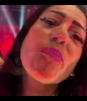 Mamá de Chucky prende a todos con prueba de beso