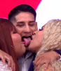 El beso de tres se pone candente
