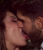 César y Johana terminan cita con beso de amor