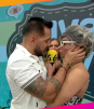 'El Pana' le roba beso a la Maestra Resurrección