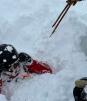 Joven atascado en nieve es rescatado por esquiador