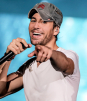 Enrique Iglesias sorprende a cadete con un beso