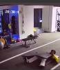 Hombre se queda dormido en el gym y así reacciona al despertar