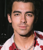 Joe Jonas captado limpiandose las manos tras saludar a fans