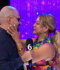 Tremendo beso le da Nataly a este invitado