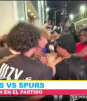 El desorden en el partido de Knicks vs Spurs