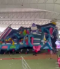 Brincolín es arrastrado por el viento con niños dentro
