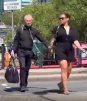 Mujer causa polémica por 'pasear' a hombre encadenado