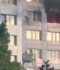 Mujer logra escapar de incendio en edificio