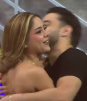 Jerry Hernández sorprende a Nathali con flores