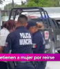 Policías detienen a mujer por reírse