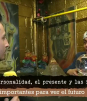 Brujo ve el futuro a través de su bola de cristal