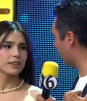 Pollo le da un beso a chica de Aficionados