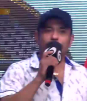 Llega niño con bigote a cantar