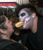 Lalo Elizondo hace el chilidog del amor