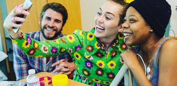 Miley Cyrus y Liam Hemsworth en compañia de una paciente de Rady Children's