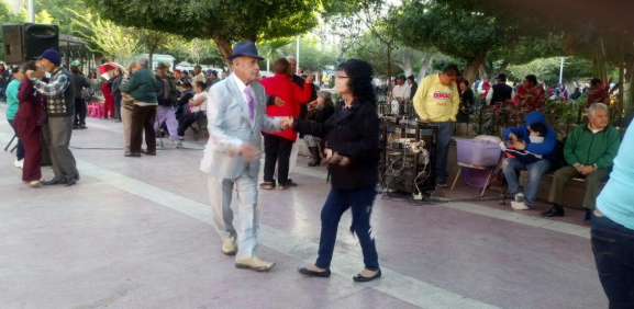 El baile de la tercera edad encierra el respeto y la elegancia de los 40´s