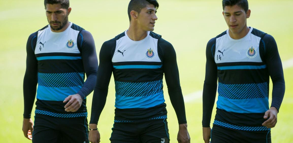  Jair Pereira, Alan Pulido y Angel Zaldivar, jugadores de Chivas