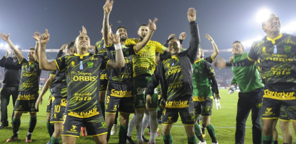 El plantel de Defensa y Justicia celebra una victoria en la temporada 2016